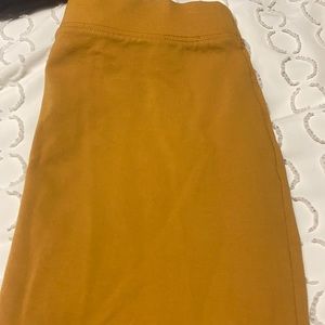 Beautiful long skirt and it is skin tight. It will go good for an evening out!